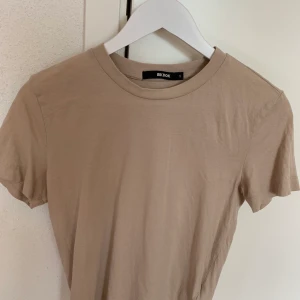 Storlek S - Vanlig basic tröja från Bikbok!🤩 använd cirka 3 gånger och är i bra skick! 💞 Storlek S och bra passform! 