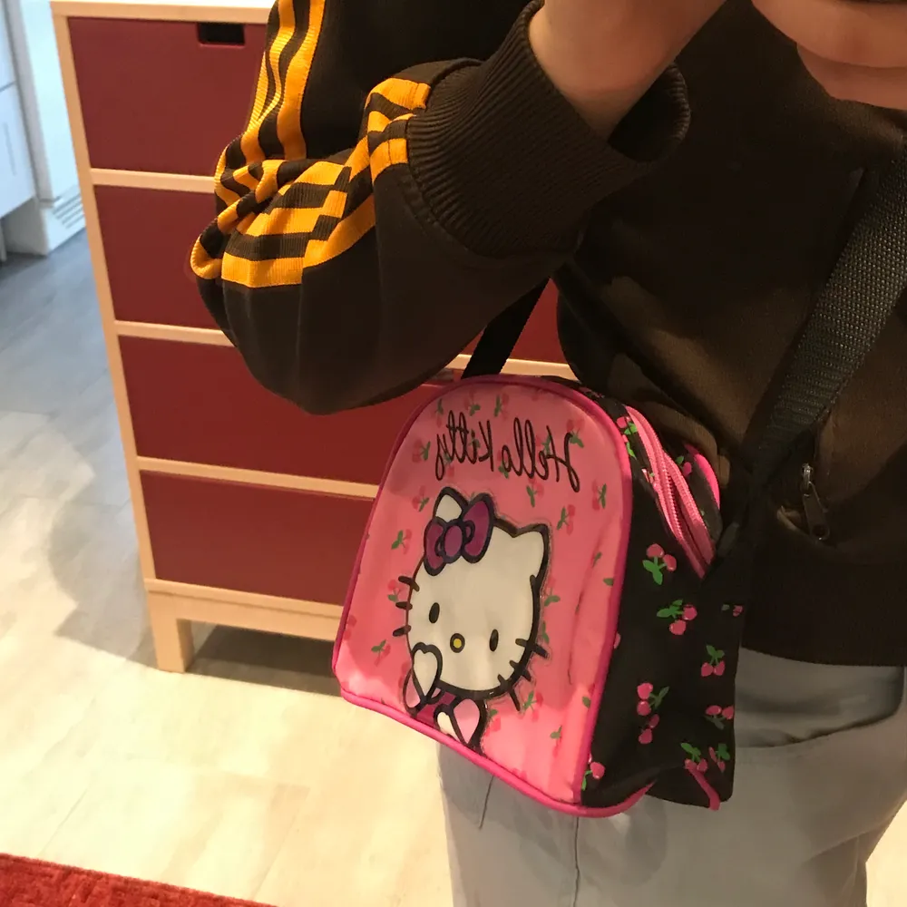 Så söt Hello Kitty väska. Väldigt justerbart axelrem . Väskor.