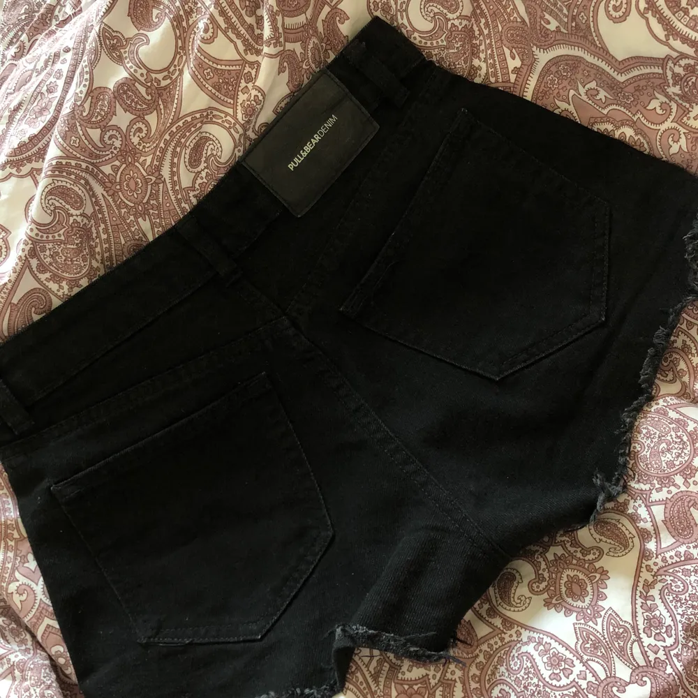 Jätte sköna svarta shorts från Pull & Bear i storlek 32. Med fransar längst ner, superfin passform, men tyvärr lite för små för mig. Kan mötas upp i Karlstad men kan oxå skicka!💕. Shorts.
