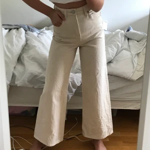 Krämvita jeans  - Väldigt högmidjade Wide leg jeans från Asos i jättefint skick!! Nypris nästan 500 (tror jag) Säljer för 225+frakt!! Jag säljer för att dem va kortare än vad jag trodde 👍🏼