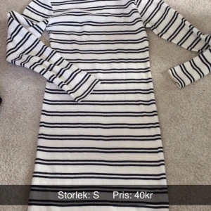 Långärmad Klänning - Storlek S 