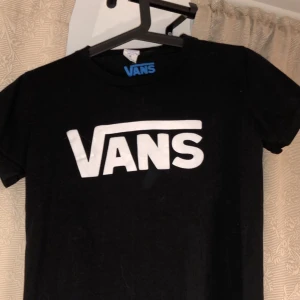 Svart vans t-shirt - En svart Vans t-shirt... förmodligen inte äkta. Är i storlek S. ⚡️  Kolla gärna in resten i min profil 🌎 Pris går att diskuteras!  Köpare står för frakt  📦 (44kr) totalt- 74kr 