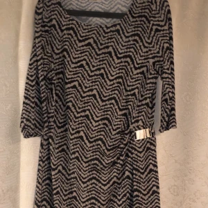 Mönstrad klänning  - En mönstrad klänning i storlek M med gulddetalj i midjan... ⚡️  Kolla gärna in resten i min profil 🌎 Pris går att diskuteras!  Köpare står för frakt  📦 (66kr) totalt- 144kr 