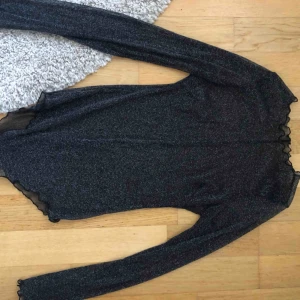  - En glittrig body vet ej vart den kommer ifrån eller storlek men skulle säga att den passar allt mellan XS-M då den är väldigt stretchig. Kan mötas upp i Örebro eller Eskilstuna eller frakta, köpare står för frakt. 