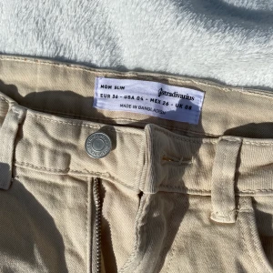 JÄTTEFINA Byxor från stradivarius  - Säljer mina jättefina mom jeans från stradivarius, pga förkorta. Andvända Max 3 ggr. Frakt ingår INTE