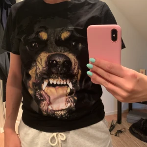 T-shirt med tryck - En svart T-shirt med tryck. Storlek S. Nypris 350kr. Frakt tillkommer.