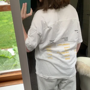 T-shirt  - Sparsamt använd T-shirt från zara. 