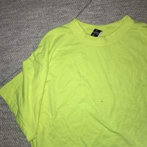 Neon T-shirt tror storlek L🌸🍀☘️🌼