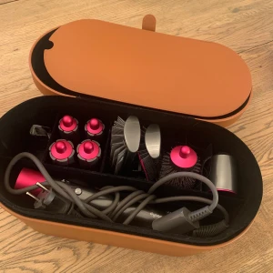 Dyson hårstylare! - Dyson hårstylare set. Använd ca 3 månader. Tyvärr har alldeles för tjockt hår. Annars så är det en dröm!! 4,000kr eller högsta bud. Dyson har aldrig rabbat.