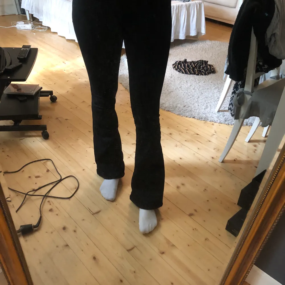 Ett par svarta Bootcut jeans från bikbok. Har använts typ 2 gånger men var för små. Storlek XS, nypris 599kr men säljer för 150. Kvaliten är som ny,. Jeans & Byxor.