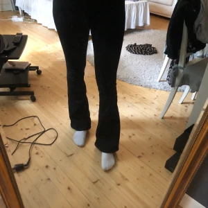 Bootcut jeans - Ett par svarta Bootcut jeans från bikbok. Har använts typ 2 gånger men var för små. Storlek XS, nypris 599kr men säljer för 150. Kvaliten är som ny,