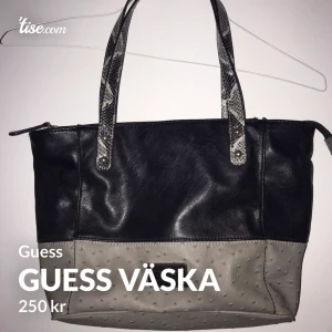 Cool Guess väska - Super cool tvåfärgad väska i olika material från Guess. Inte jättestor men rymmer mycket saker. Bra skick och fint märke säljer bara för att den inte kommer till användning och förtjänar mer användning. Kostar över 1000kr ny. 250kr utan frakt Möts i Sthlm eller fraktar