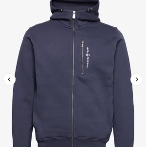 Sail racing Hoodie herr M - Säljer denna oanvända sail racing tröjan. Skulle gett bort som present men blev inte av. Kvitto finns tyvär inte kvar, men köptes på Boozt för 1300kr. Säljer den nu för 700kr, men priset kan gå ner vid snabb affär. Jag står ej för frakten 