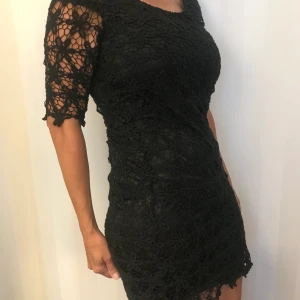 VeroModa - Säljer min söta klänning från VeroModa. Använd ett fåtal gånger och är därmed i ett mycket bra skick. Klänningen är öppen i ryggen. Säljes pga flytt 🥰