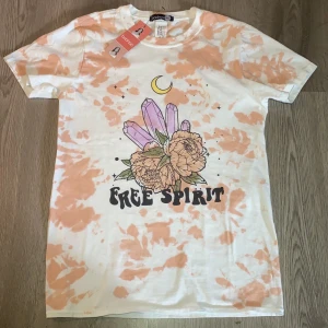 Oanvänd t-shirt strl M - En oanvänd t-shirt i storlek M, från Boohoo!😊 Vanligt pris= 150kr, frakt diskuteras privat 