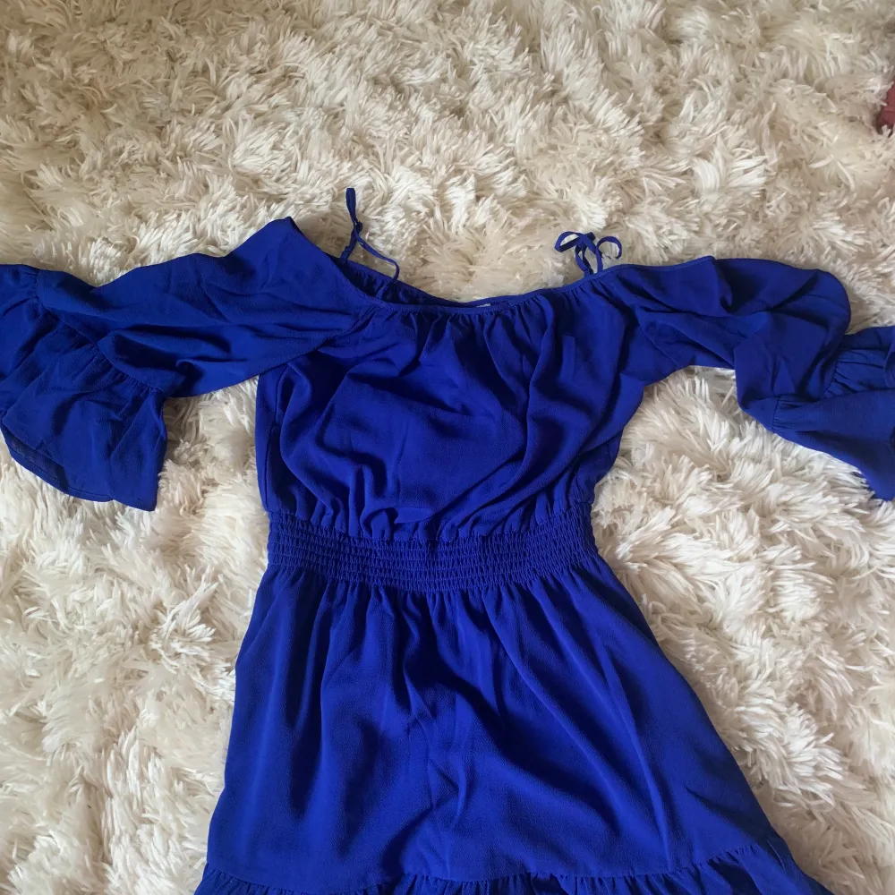 Super fin blå klänning använd 2 gånger 50kr +frakt. Klänningar.