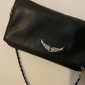 Zadig & Voltaire Rock väska  - Säljer min Zadig väska, jätte fint skick då jag tagit hand om den väl. Kommer med dustbag och kvitto! 