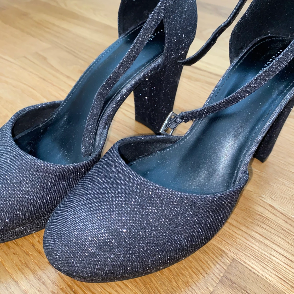 Svarta glitter klackar - 91