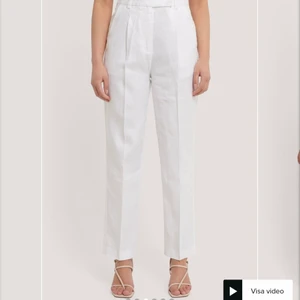 Vita linnebyxor - Jättefina linnebyxor från nakd, aldrig använda! Säljs då dom Tyvär förstora för mig!! Buda i kommentarerna, frakt tillkommer!