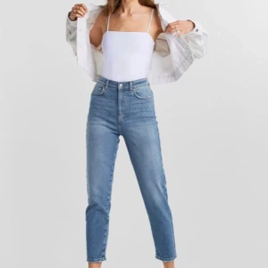 Gina confy mom jeans - Helt oanvända, slitning vid fickorna. Lite mindre i storleken därav ej använda av mig. Jag är 164cm och bra längd på mig. Budgivningen börjar på 200kr. Nypris 499kr. (Lånad bild från Gina tricot hemsida)