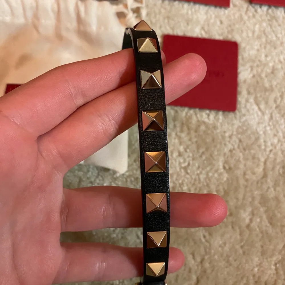 Säljer detta snygga svarta valentino armband som jag köpte förra året, nypris är ca 1600kr och det är i mycket bra skick, finns inga defekter vad jag kan se💞. Accessoarer.