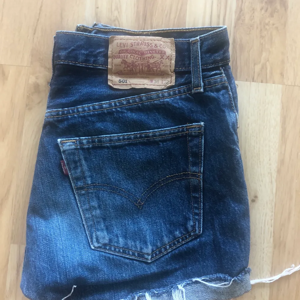 Mörkblåa jeansshorts från Levis, passar storlek S. Shorts.