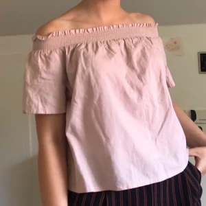 Off-shoulder topp  - Ljusrosa off-shoulder topp från Gina Tricot. Köparen står för frakt💓
