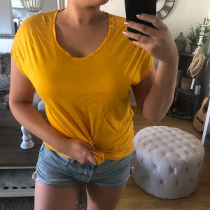 Senapsgul tshirt - Lös i modellen 