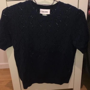 Stickad tröja  - Stickad marinblå tröja och är aldrig använd. Frakten står ni för (63kr)