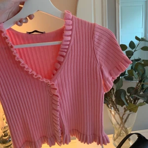 Topp chiquelle  - Jättefin topp från Chiquelle i One Size, endast använd 2 gånger så i nyskick. Samma tröja på båda bilderna men färgen är mer som på den första. Nypris var 399 kr (439 med frakt) HÖGSTA BUD: 295 kr + frakt !!🦋 AVSLUTAD Frakt blir 42 kr