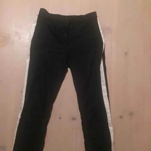  - Zara kostymbyxor. Se tredje bilden för låsning. Svart med en aning nyans av marinblå