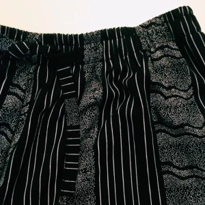  - Fina byxor i snyggt mönster. Mjukt material, väldigt sköna och coola. Trädetaljer på snöre 🌙
