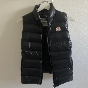 Moncler Väst  - Säljer min Moncler väst som är inköpt förra året från deras hemsida. Storlek 00, passar XS-S och endast använd 1 gång. Nypris ca 5200kr. Kvitto och låda finns! 