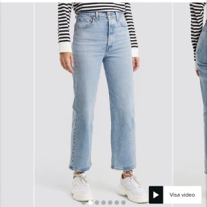 Levis ribcage straight ankle  - Ett par Levis i modellen ribcage straight ankle som tyvärr knappt använts pga fel storlek. Originalpris: 1049kr, säljer för 400kr! De saknar Levis-texten på det röda märket ibak men de är köpta genom NAKD så det ska inte vara något fel på dem. Möts i Uppsala, annars står köparen för frakten 💕
