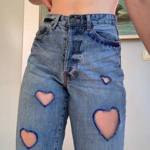 💗 Jeans jag har klippt ut hjärtan i och färglagt runt om, storleken är 27 waist men skulle säga att 27-29 är mer realistiskt. Fraktas med porto 66 kr💗