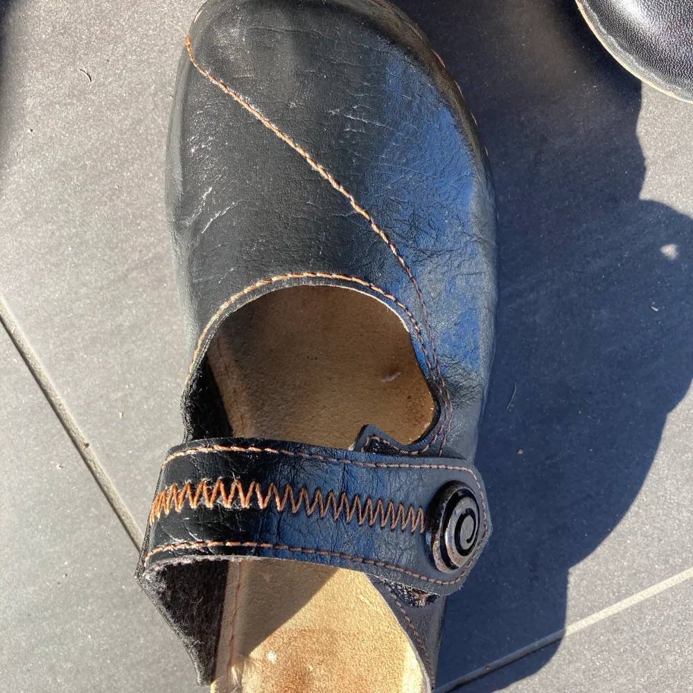 Damtofflor/sandaler i slip-in-modell. Storlek 40 (normala i storlek). Brunt läder. Känns lätta att bära. . Skor.