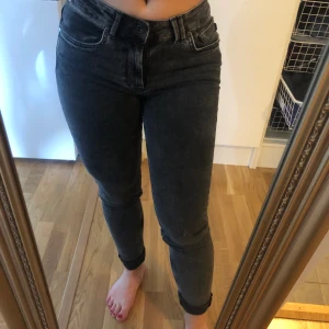 Gråa jeans - Grå/svarta jeans med normalhög midja, lite långa i benen på mig som är 160cm lång men snyggt med uppvikta ben också! Sitter bra på mig som har S/M på byxor, men är ganska stretchiga också. Frakten blir 63kr🌼