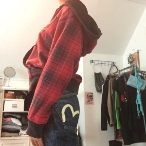 TJOCK TRÖJA ☠️ - Den är köpt på secondhand men aldrig använd av mig! I fint skick!! Den har jätte gosigt matrial innanför luvan och är super mysig!💋