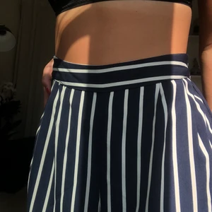 Vida kostymbyxor fr. BikBok strl. S - Raka & vida kostymliknande byxor från Bikbok, i ”siden”material. Flowy och tunna så väldigt sköna. Resårband i baktill midja vilket håller uppe byxorna skönt. Blå-vitrandiga och långa. Knappt använda så i väldigt bra skick! Jag är ca 167 cm lång. Frakt tillkommer om inte möte i Jkpg 🥰 