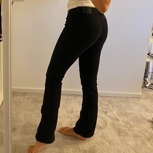 Levis bootcut jeans i storlek 26.  - De är i fint skick! Använda få gånger.