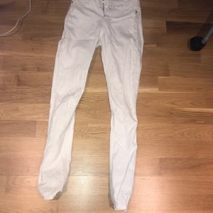 Vita jeans - Vita vanliga tighta fina jeans från ginatricot, i modellen Molly 💕 väldigt fina, säljer pågrund av att jag inte använt de