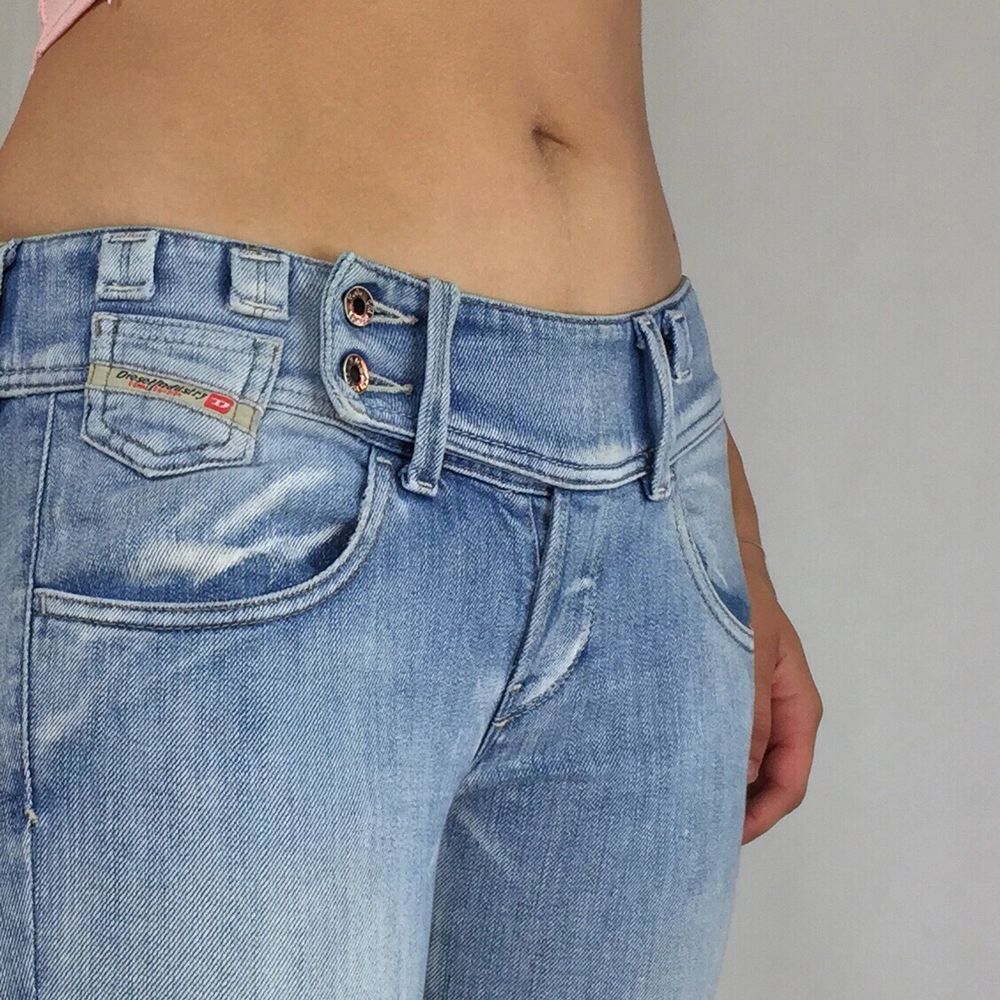 Jeans från Diesel i fint skick. Mid rise fit, storlek W27 L32. Ingen retur eller refund. Använder helst Safepay då det blir säkrare för båda (Safepay tar 10% av betalningen och spårbar frakt på 66kr är inräknad i priset) Om du lägger upp en Instagrambild på ditt köp så får du gärna tagga @thewearbones för att bli featured 🧚🏼🥂. Jeans & Byxor.