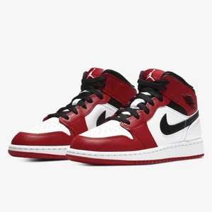 Jordan 1 Mid Chicago - Har de flesta air jordans, inklusive Jordan 1 Mid Chicago, tjej- och killmodell finns , nya eller testats fåtal gånger. Kan mötas upp i Stockholm eller fraktas (Gratis) Fraktar helst. Har flera skor samma modell i de flesta storleka och färger så hmu!