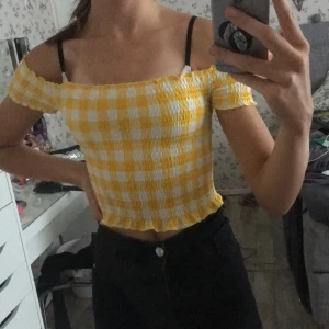 Tröja - Säljer min gul vita tröja som är ifrån newyorker! Som är i storleken XS, jättefin!🤍💛 20+frakt