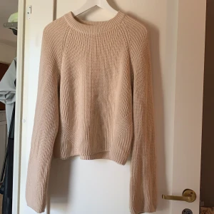 Stickad tröja - Super fin och mysig beige, stickad tröja
