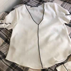 Blus - Storlek M från zara fina rosett detaljer