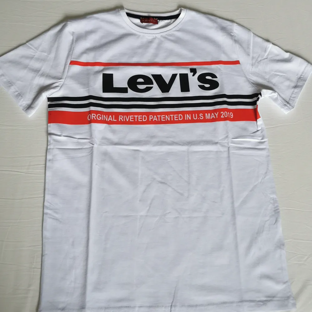 Levi's, storlek M, oanvänd, helt ny. AAA+. T-shirts.