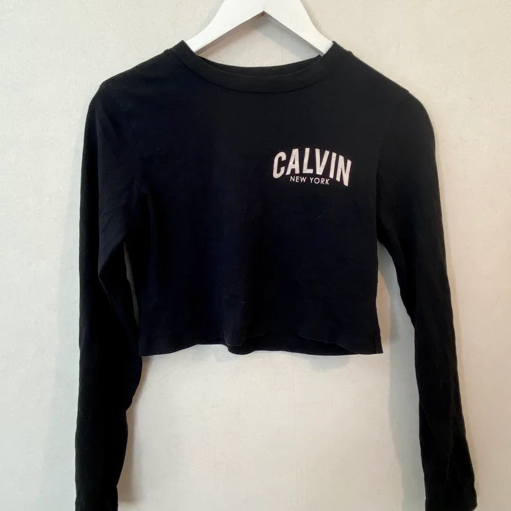 Säljes min skit snygga croppade Calvin Klein tröja då jag inte använder den längre. Är i storlek S men skulle säga att den passar ~ XS-M. Säljes för 60kr + frakt 🚚 . Toppar.