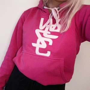 WESC-hoodie stl S - Säljer en chockrosa hoodie från WESC. Står att det är M men skulle säga att det är mer en S. Väldigt fint skick. Köparen står för frakt:) 