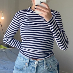 Randig NAKD tröja , storlek: S - Superfin blåvit randig tröja från NAKD i jättebra skick. Säljes eftersom den inte kommer till så mycket användning. Är i storlek S och säljes för 35kr + frakt 🚚 